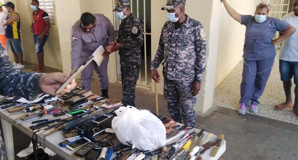 Circula en redes sociales video de presunto decomiso de celulares y armas en cárcel La Victoria La Victoria