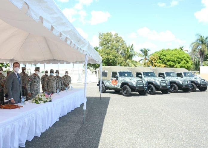 Embajada EE.UU. dona ocho vehículos a la Armada de República Dominicana embajada 2 696x497 1 large