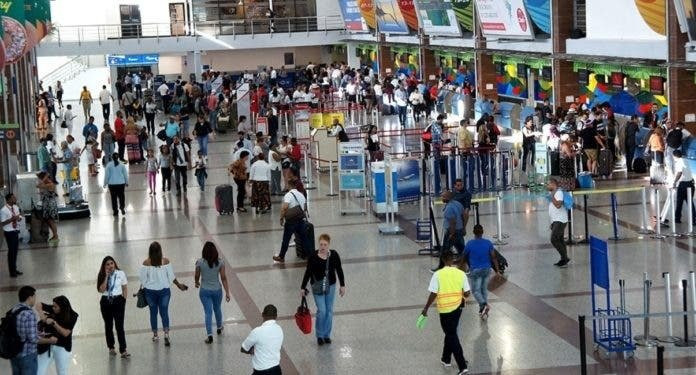 Aumentan viajeros tras reapertura RD ezgif 7 cc2a09d01ccd large