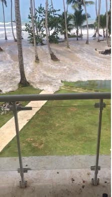 El mar entra a propiedades turísticas de Las Terrenas, Samaná mar large