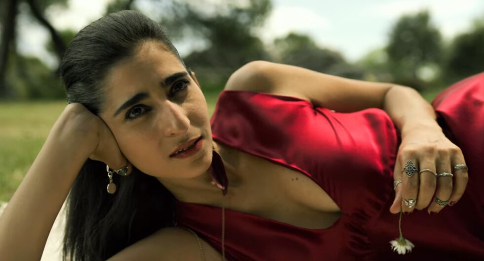 La bella Nairobi con un vestido de malla bañándose en el mar nairobi large