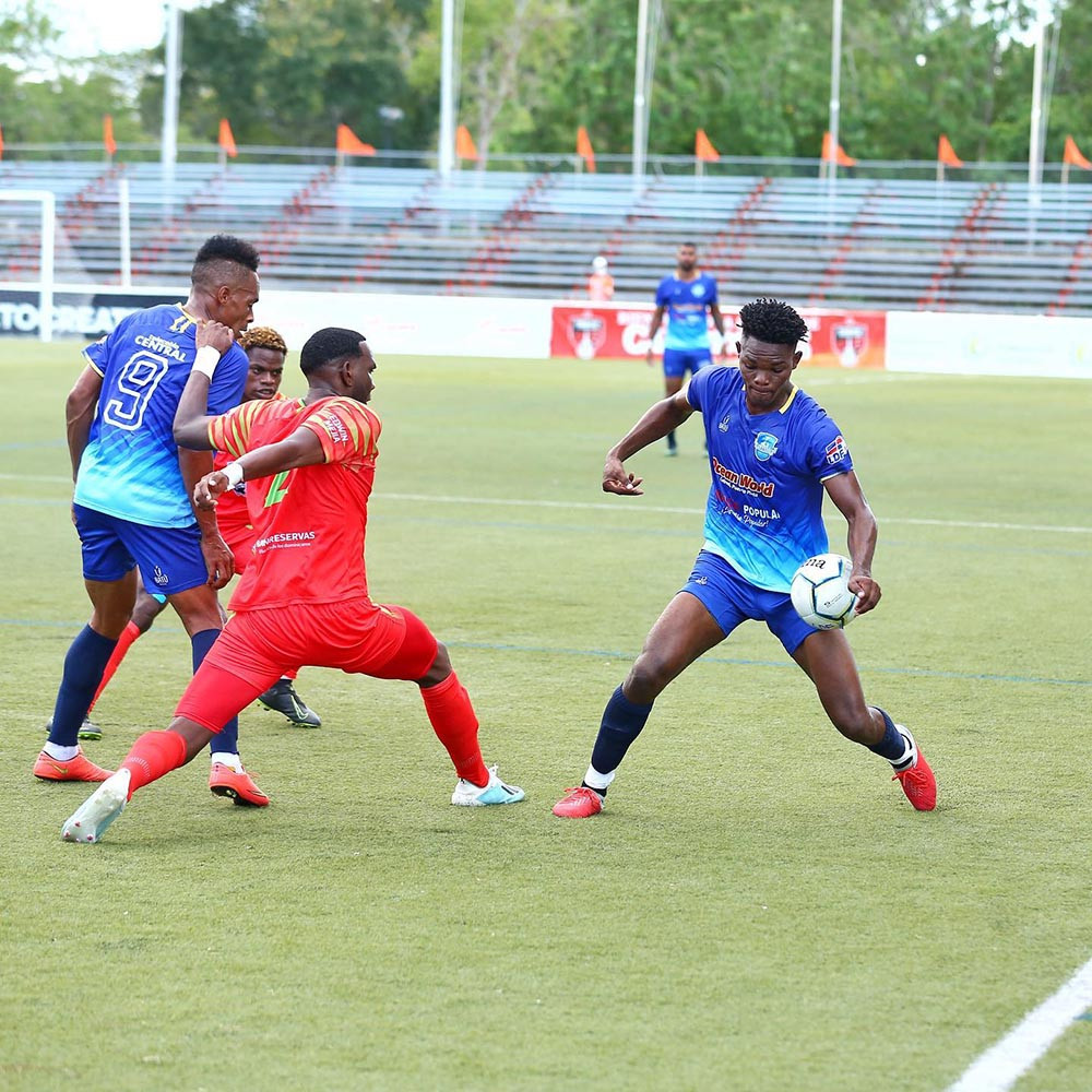 Accion del partido Atlantico FC y Jarabacoa FC