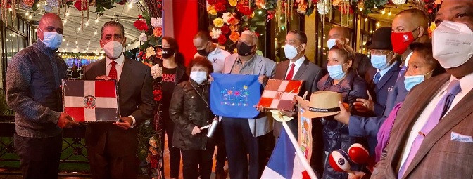 Espaillat recibe la bandera en reconocimiento y se define como el portero del liderazgo emergente Adriano Espaillat Herencia Hispana large
