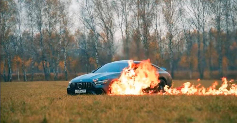 Bloguero incendia su auto large