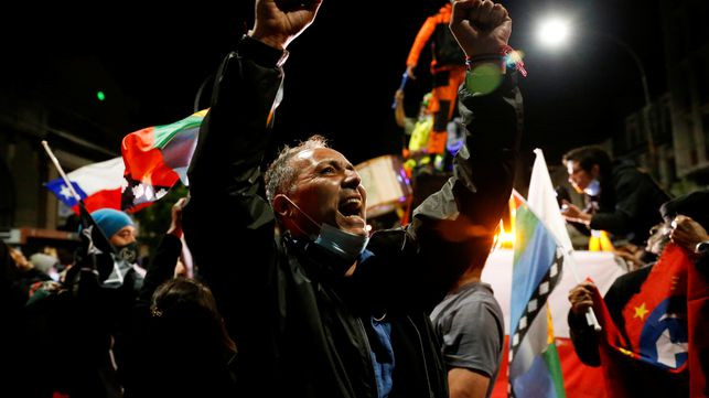 Chile aprueba por abrumadora mayoría enterrar la Constitución de Pinochet large