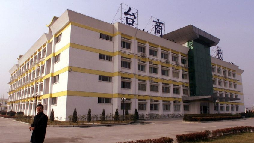 China mueve un edificio de 7.600 toneladas large