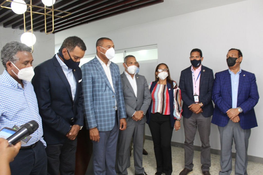 Comisión del Senado de la República realiza descenso en residencial entregado por las pasadas autoridades en la comunidad de Aguayo, visitan sectores vulnerables de SFM Comision del Senado large