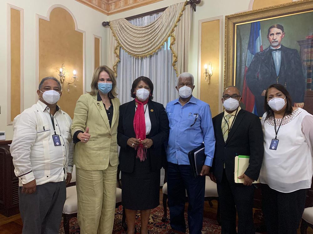 Abinader dice a CDP no permitirá violencia y acoge solicitudes de periodistas Comisión del CDP junto a la Dirección de Prensa y Comunicación del Palacio large