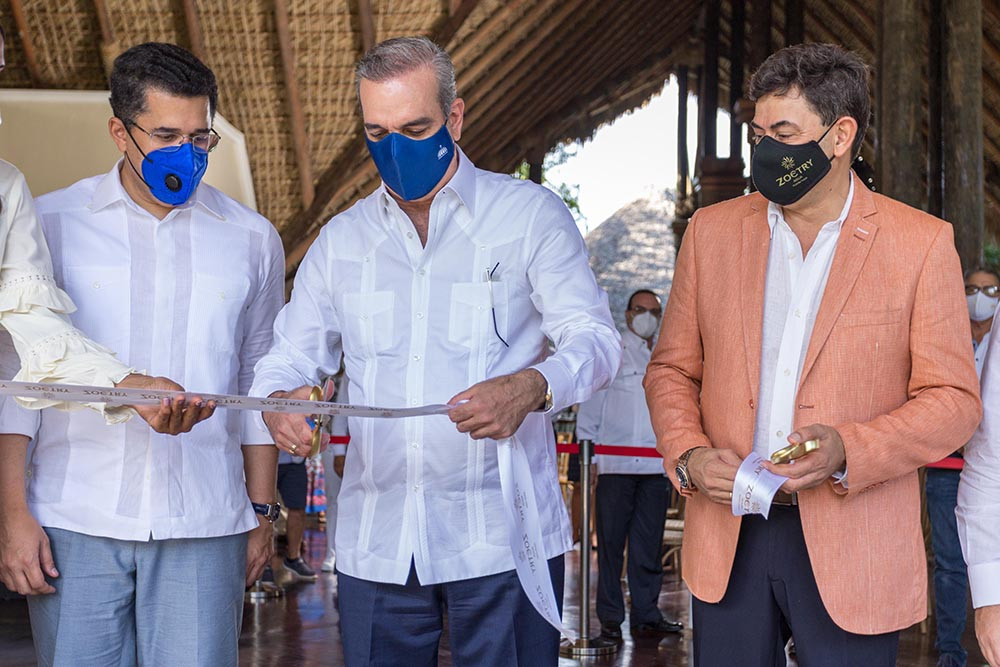Presidente Luis Abinader asiste a la reapertura del Zoetry® Agua Punta Cana de AMResorts David Collado presidente Luis Abinader y Daniel Hernández. large