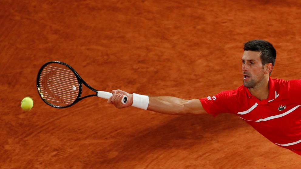 Djokovic da otro pelotazo a un juez de línea large