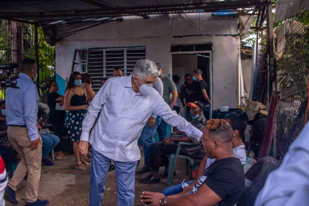 Senador Eduardo Estrella visita familias afectadas explosión envasadora de gas Eduardo Estrella visita planta gas large