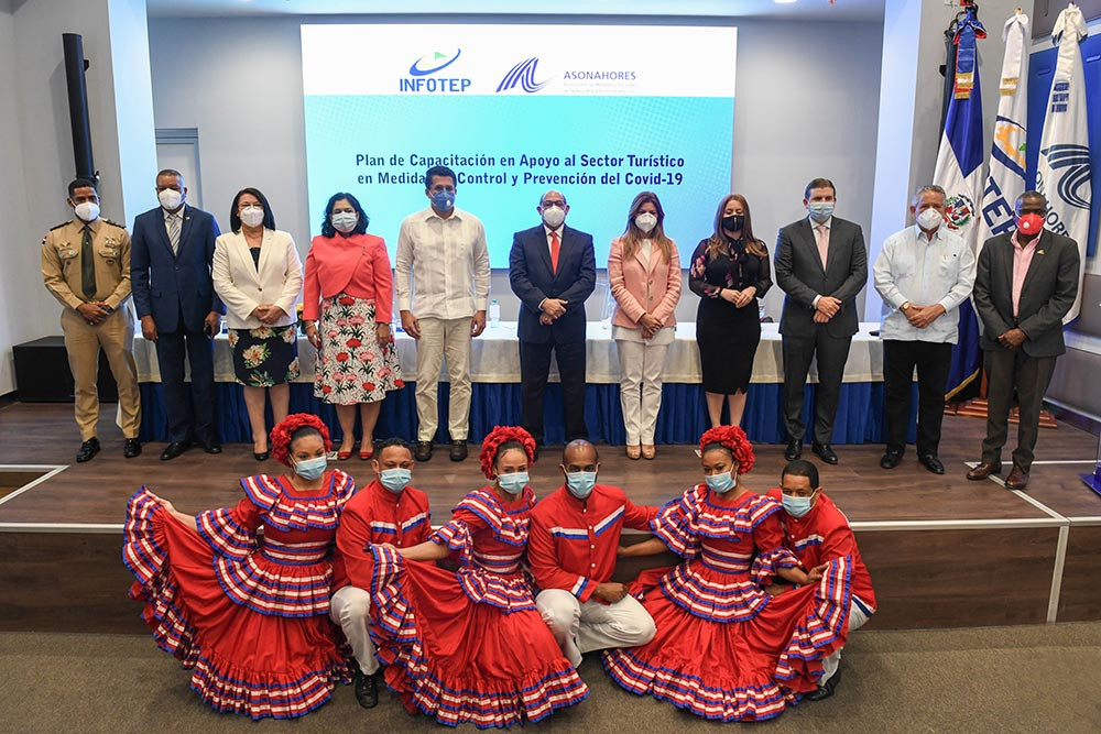 INFOTEP y Asonahores presentan plan formativo sobre Protocolo General de Actividades Turísticas ante el COVID-19 El director del INFOTEP Rafael Santos junto al ministro de Turismo la presidenta de Asonahores Paola Rainieri y ejectivos de INFOTEP y ASONAHORES. large