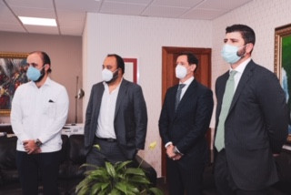 MICM y Philip Morris aliados en el combate del comercio ilícito de productos de tabaco Erick Pérez Andrés Espinal Carlos Ferdinand y Carlos Flaquer acompañaron a los directivos en la firma del acuerdo. large