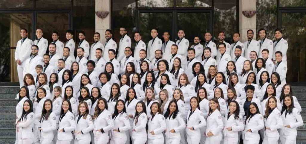 Estudiantes solicitan PUCMM graduacion large