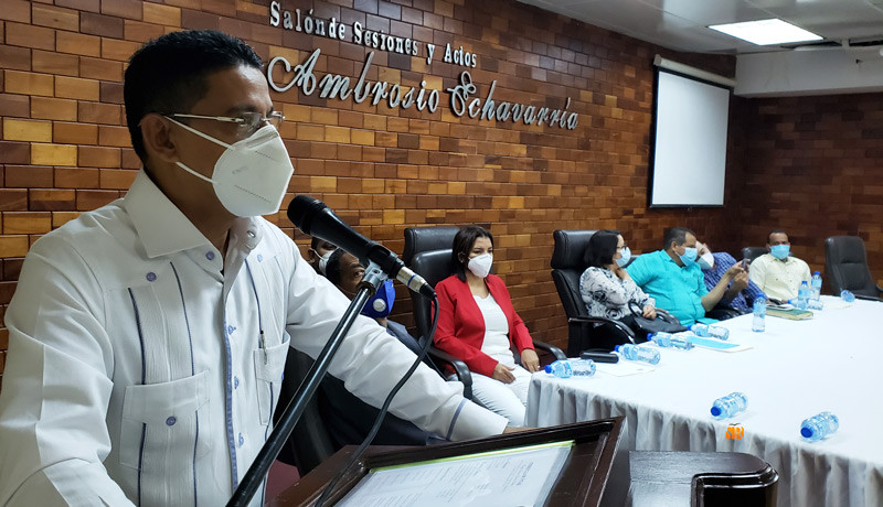 Gobernadora posiciona director Distrito Educativo 09-03 de Sabaneta Freddy Garcia discurso large