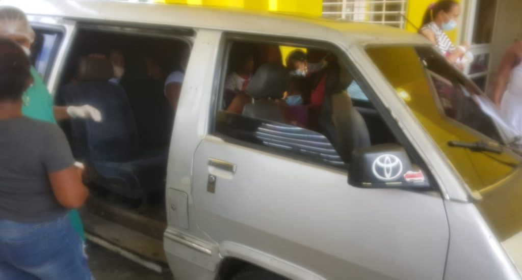 (VIDEO) Mujer da a luz en una guagua del transporte en Azua IMG 20201017 WA0027 1024x550 1 large