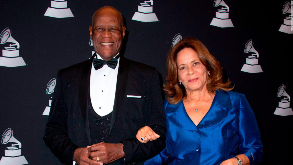 Johnny Ventura y su esposa Fifa celebran 50 años de matrimonio Johnny y su espsoa 1024x576 1 large