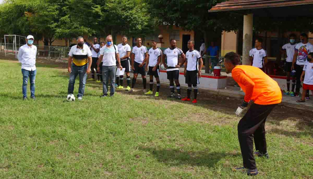 Jose Luis Paulino realiza el saque de honor large