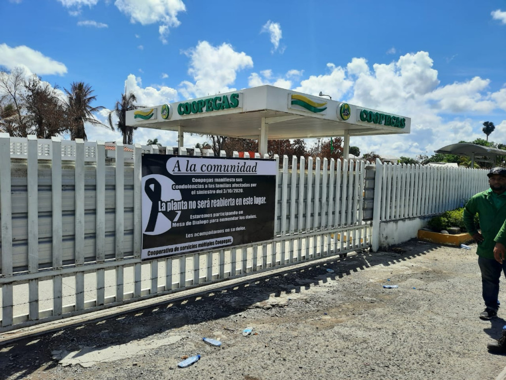 COOPEGAS anuncia con valla luctuosa no reabrirá bomba gas Licey al Medio La mini valla instalada este sabado en la planta de gas propano siniestrada Licey al Medio large