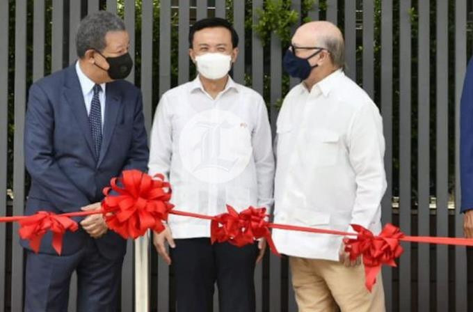 Leonel e Hipólito intercambian palabras en inauguración de nueva embajada China Leonel e Hipólito large