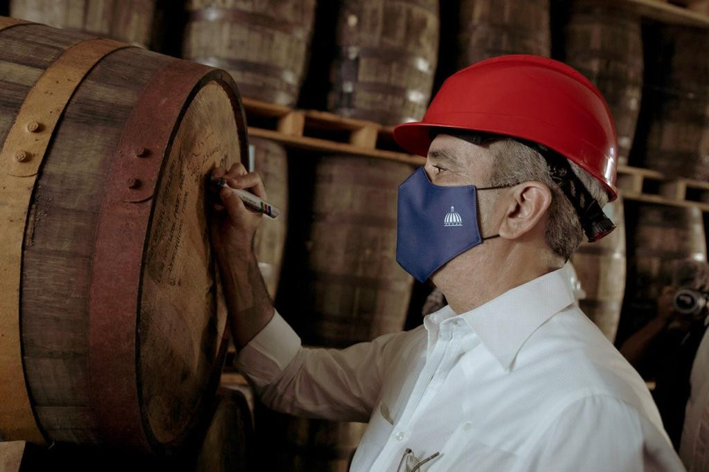 Presidente Abinader visita complejo licorero Casa Brugal Luis Abinader large