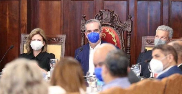 Luis Abinader y funcionarios large