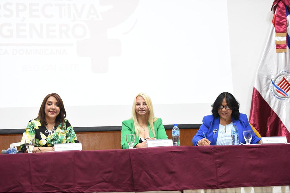 TC anuncia IV Taller de Periodismo con Perspectiva de Género en octubre Magistradas Katia Miguelina Jiménez Alba Luisa Beard y Ana Isabel Bonilla en rueda de prensa Región Este 1 large