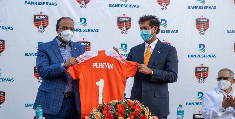 Cibao FC y Banreservas continuarán unidos en busca de la 2da corona Manuel Estrella entrega la Camiseta del Cibao FC al lic. Samuel Pereyra. large
