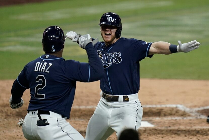 Michael Brosseau de los Rays celebra con Yandy Díaz