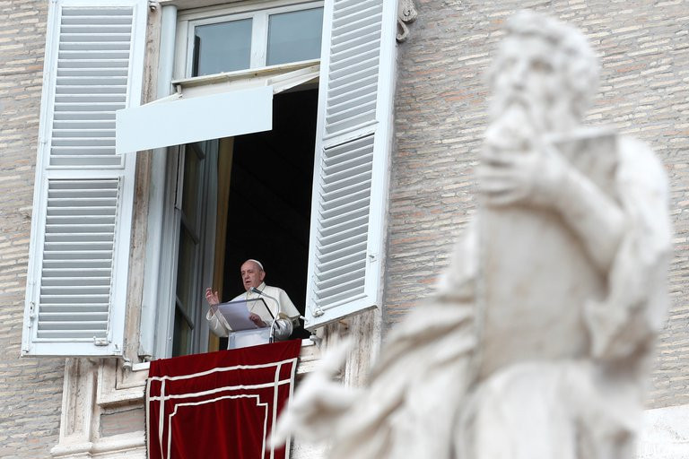 El papa Francisco apoya las uniones civiles entre homosexuales Papa rezara el Angelus large