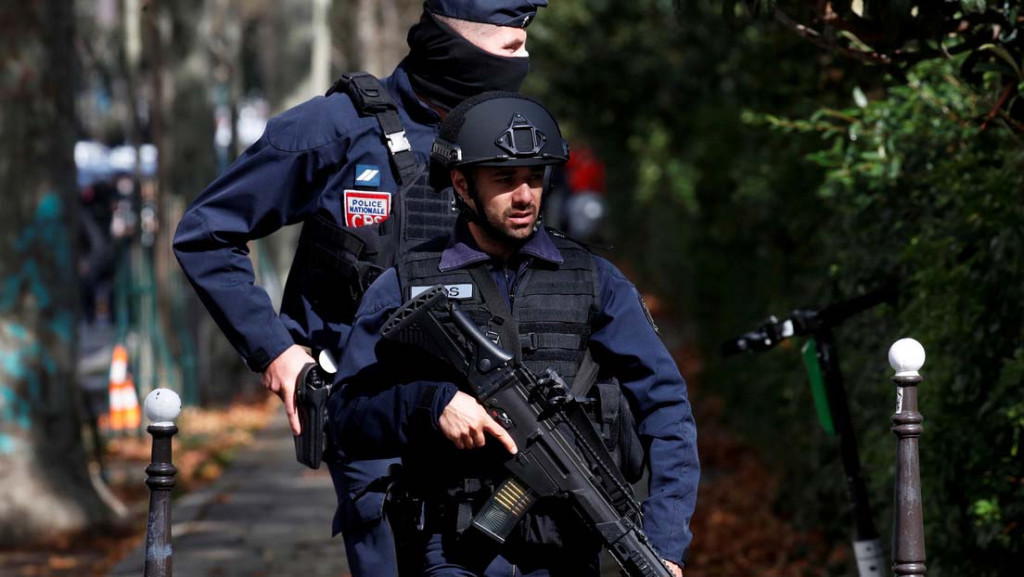 Hombre decapitó al maestro de su hijo por mostrar caricaturas de Mahoma en Francia Policía francesa ha matado a tiros al sospechoso de asesinar a un hombre large