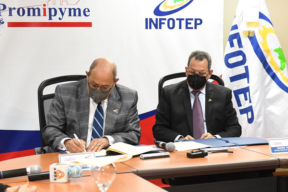 Rafael Santos Badía director general del INFOTEP y Porfirio Peralta director de PROMIPYME al momento de la firma de acuerdo
