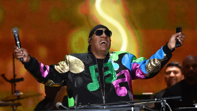 Stevie Wonder lanza 2 canciones actualiza sobre su salud large