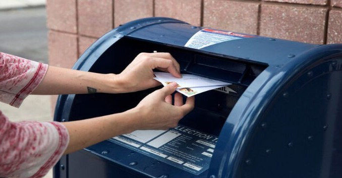Votantes por correo en Florida denuncian papeletas con sobres ya sellados Votantes por correo en Florida denuncian papeletas con sobres ya large