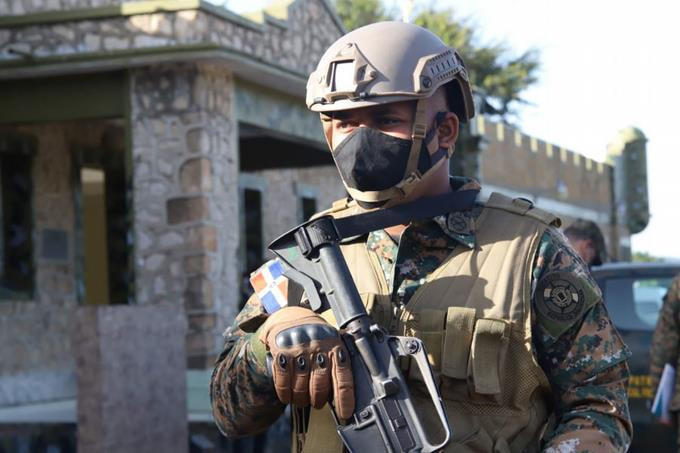 casi 10000 soldados protegen frontera con haiti large