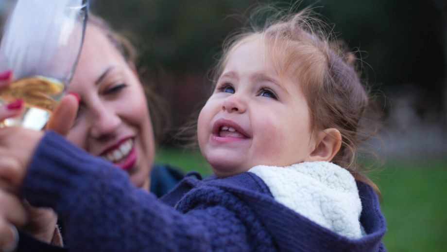 Escandalo: descubren ginecólogos usando su propio semen para inseminaciones copa con vino y no al bebé large