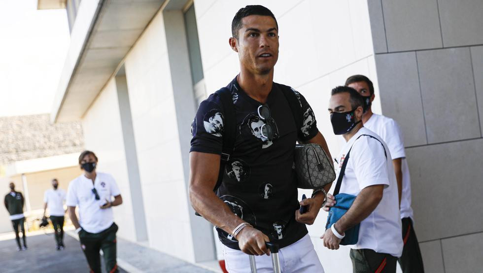 Cristiano Ronaldo viaja a Turín en un avión ambulancia ezgif 5 91be51d83638 large