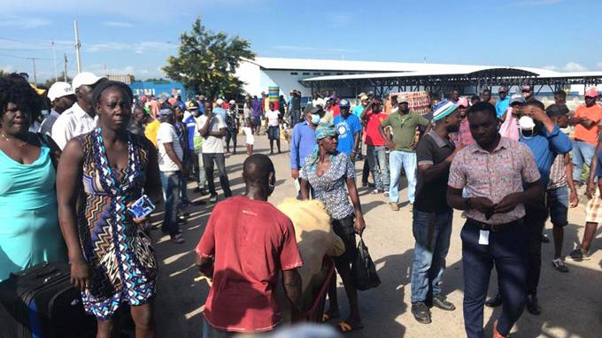 haitianos enfurecidos bloquean otra vez la frontera