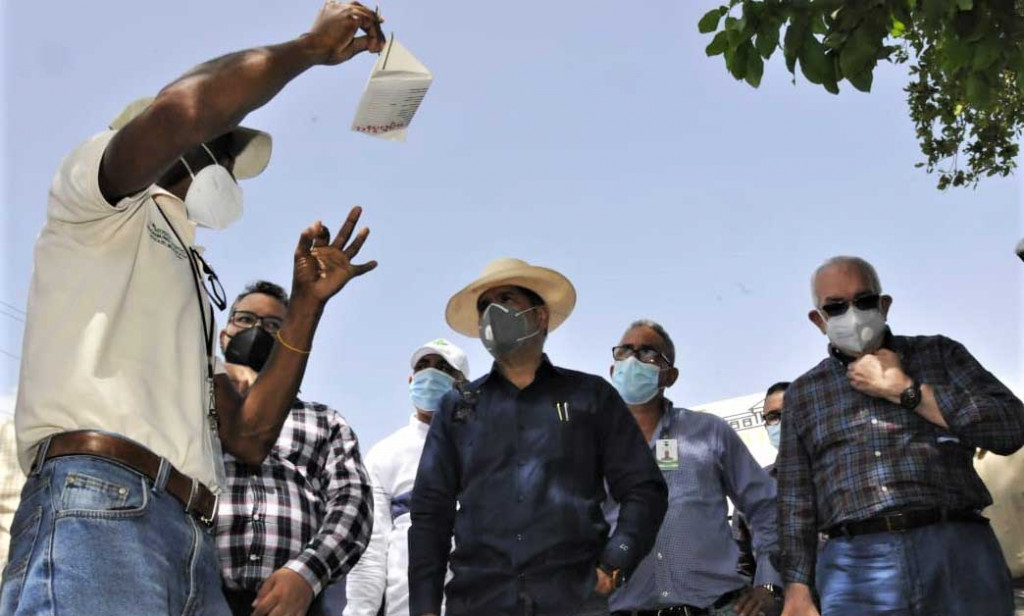 Gobierno brindará auxilio a productores región Este limber Cruz con productores región Este large