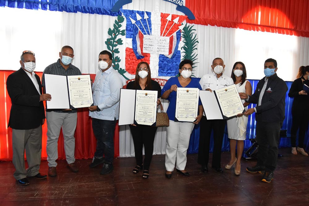 Ayuntamiento municipal reconoce personalidades en el 242 aniversario de la fundación de SFM, Narciso Acevedo  recibe distinción