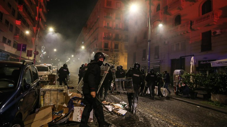 Noche de furia en Nápoles por la aplicación del toque de queda para contener el Covid-19 toque de queda