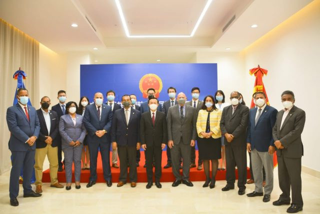 Senadores se reúnen con el embajador de China en República Dominicana 5a7c7bd1 whatsapp image 2020 11 25 at 10 41 09 am 5fbe6da80060f 640x427 1 large