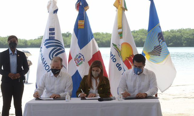 980942c3 abinader participa en la firma de acuerdo con el sector turistico de boca chica d polanco 36 5fbc51208b001 640x384 1 large