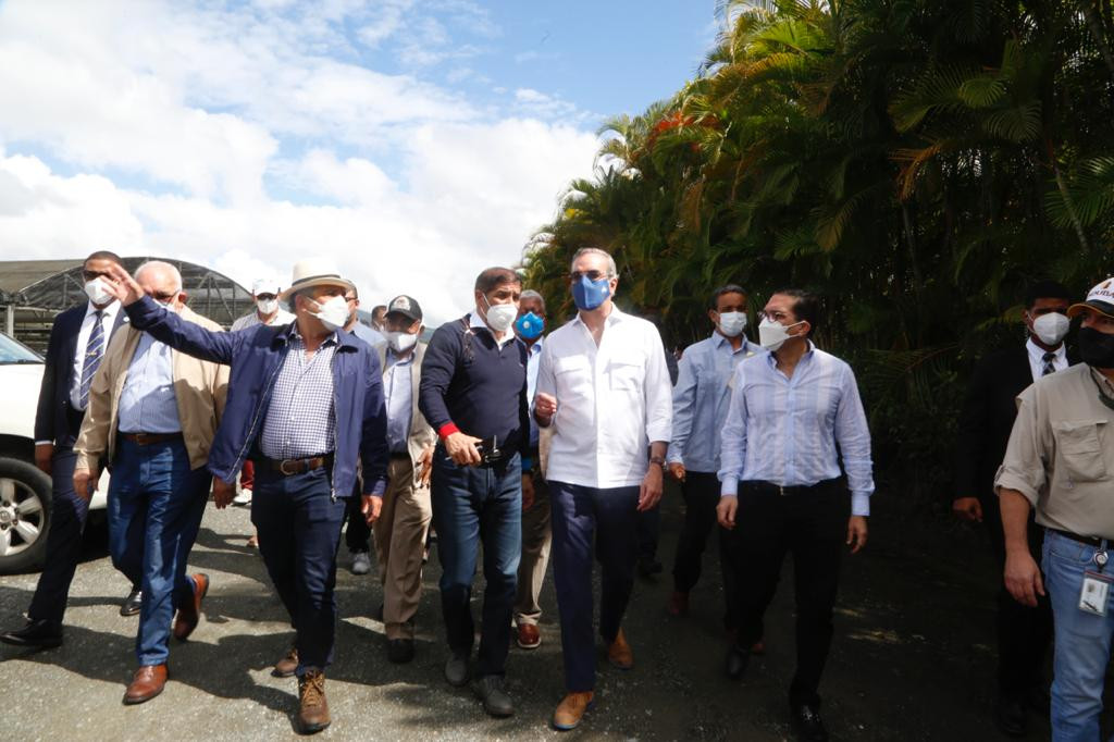 Abinader con productores cafe large