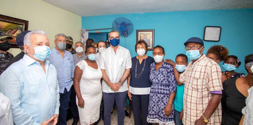 Abinader forma comisión asistirá familia de niña large