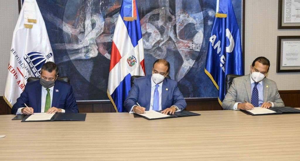 Banreservas y Medio Ambiente acuerdan cooperación large