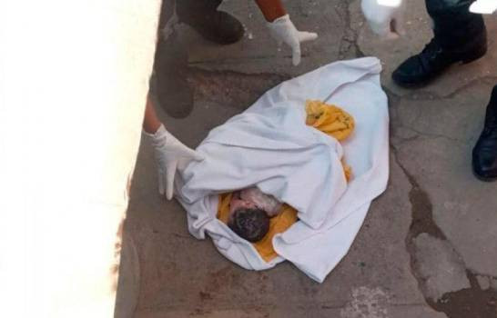 Abandonan bebé recién nacido en un tanque de basura en San Cristóbal Bebe abandonada large