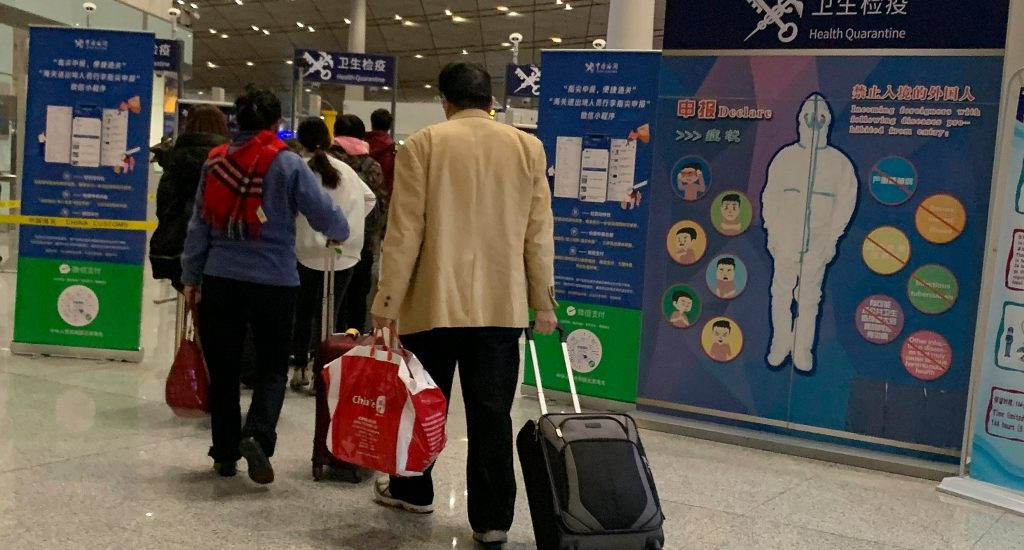 Ante advertencia CDC de crecimiento explosivo COVID-19 en EE.UU. millones personas viajan celebrar Thanksgiving COVID 19 viajeros large