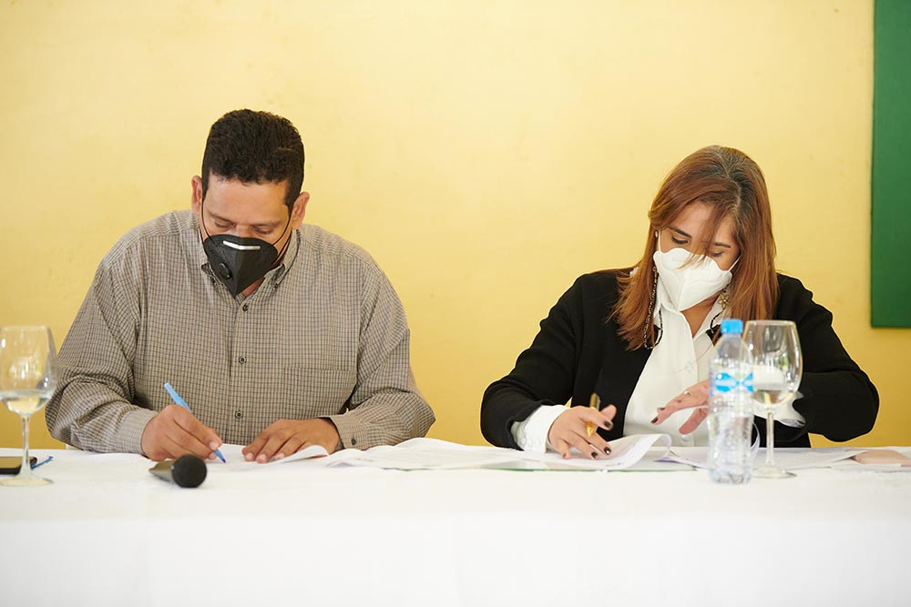 Carlos Pimentel e Irlonca Tavárez firman acuerdo.