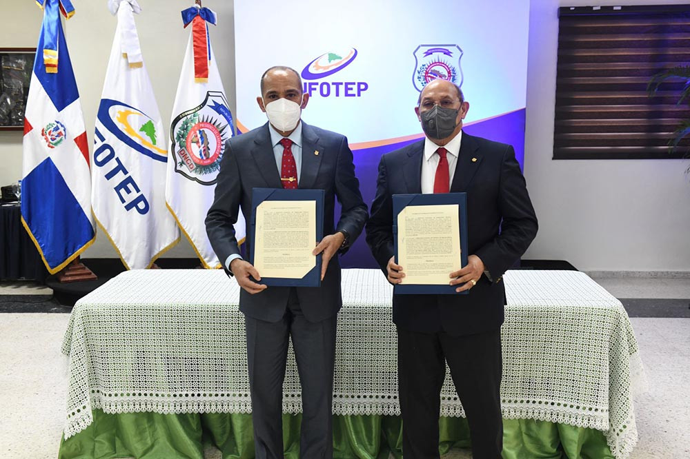 El INFOTEP y la DNCD firman acuerdo para capacitar más de dos mil colaboradores Contralmirante José Manuel Cabrera Ulloa presidente de la DNCD y Rafael Santos Badía director general del INFOTEP luego de la firma del acuerdo entre ambas instituciones large